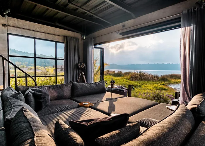 Lake-front Luxury فيلة *