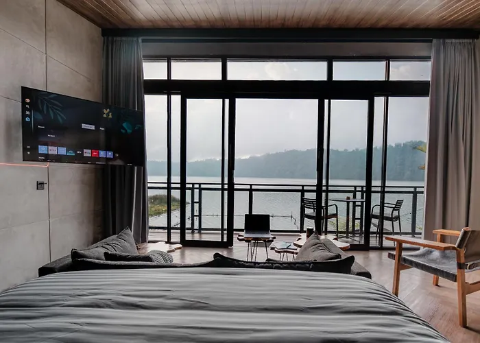Lake-front Luxury بيدوغول