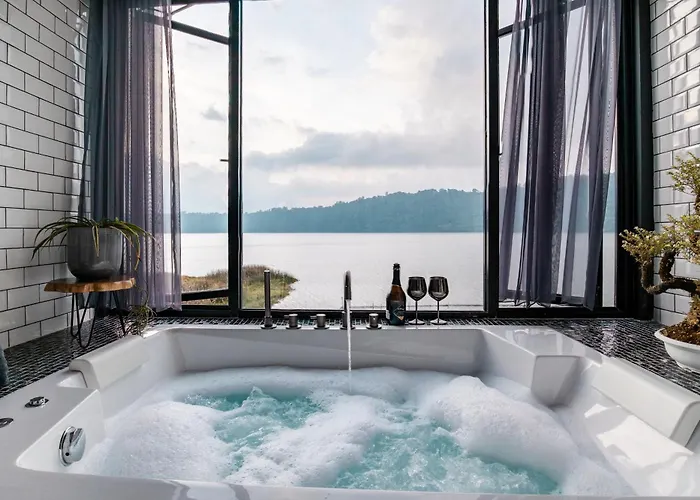 Lake-front Luxury فيلة *
